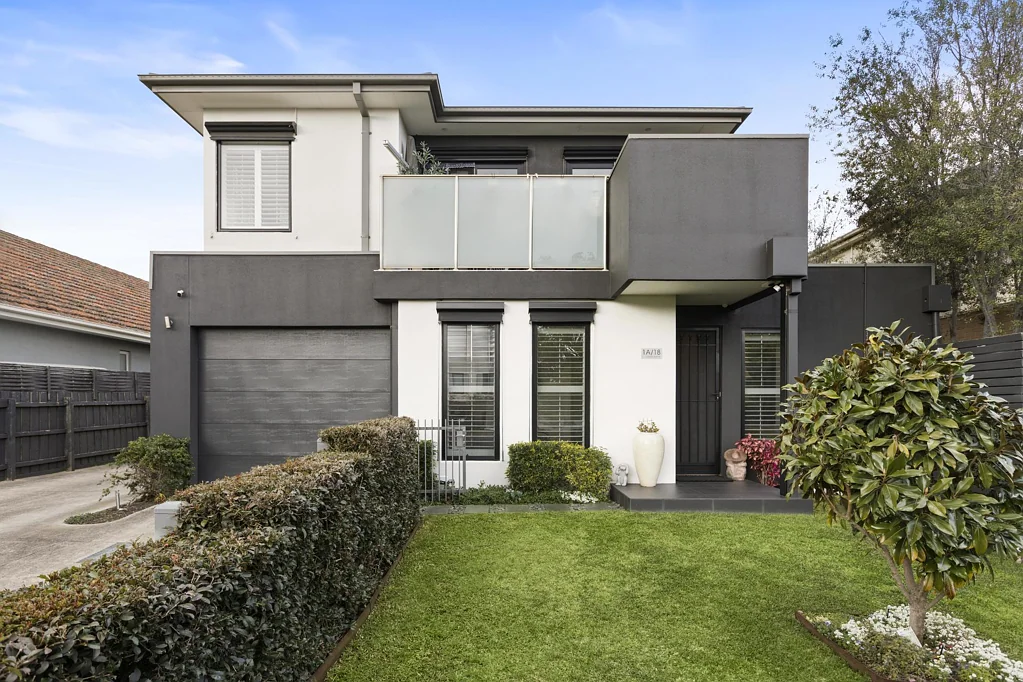 Brighton East 2 Bedroom Fully Renovated with Light, Privacy and a Garden Outlook