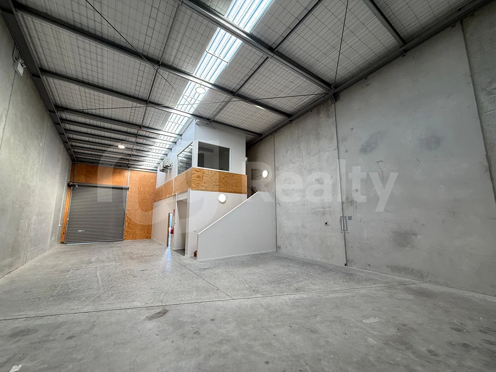Wiri  Tilt Slab Industrial Simplicity - 258sqm