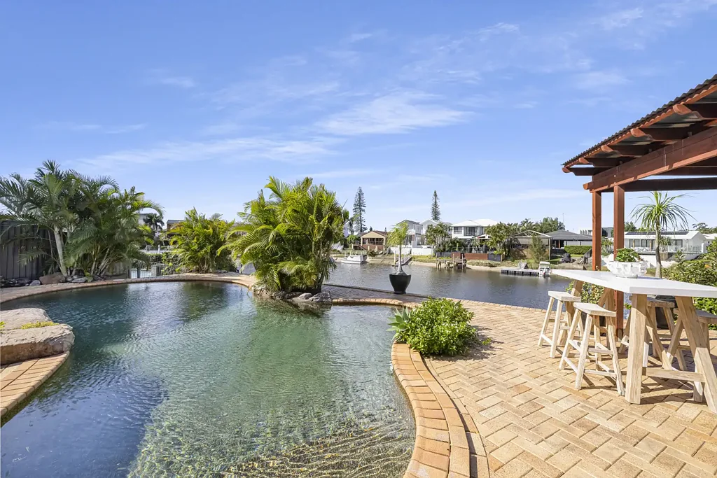 Broadbeach Waters 4房  Light-Filled Waterfront Living with Exceptional Flexibility