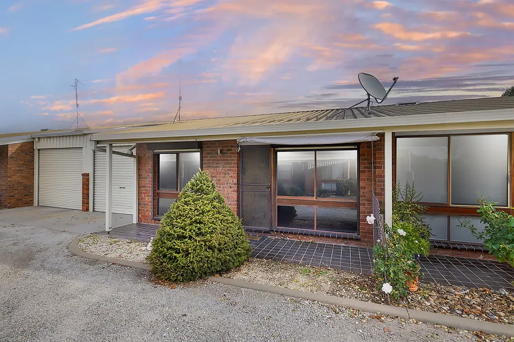 Neat Unit in Perfect Location