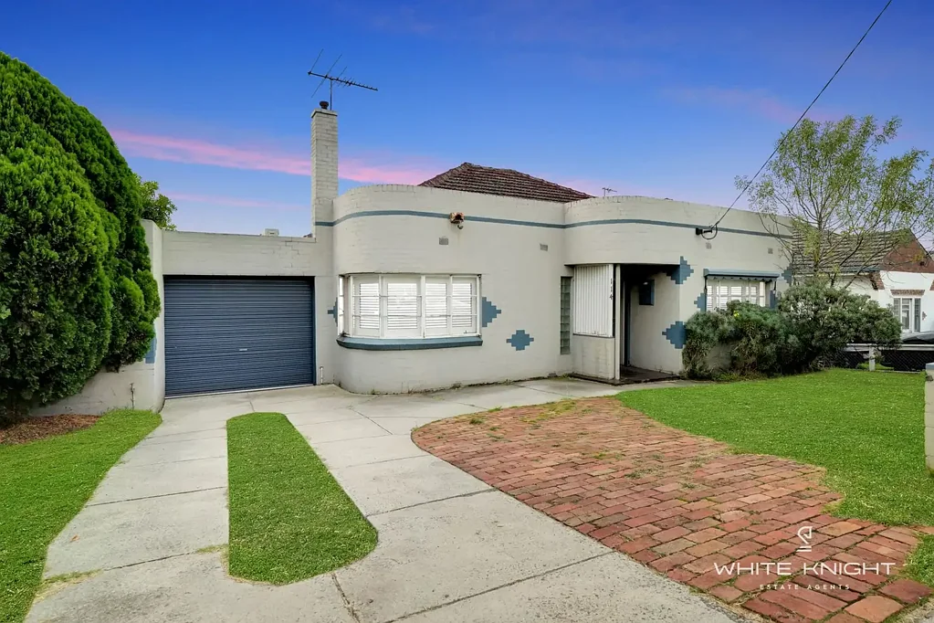 Maribyrnong 4ਬੈੱਡਰੂਮ Prime Location & Development Potential: Corner Block Gem in Maribyrnong