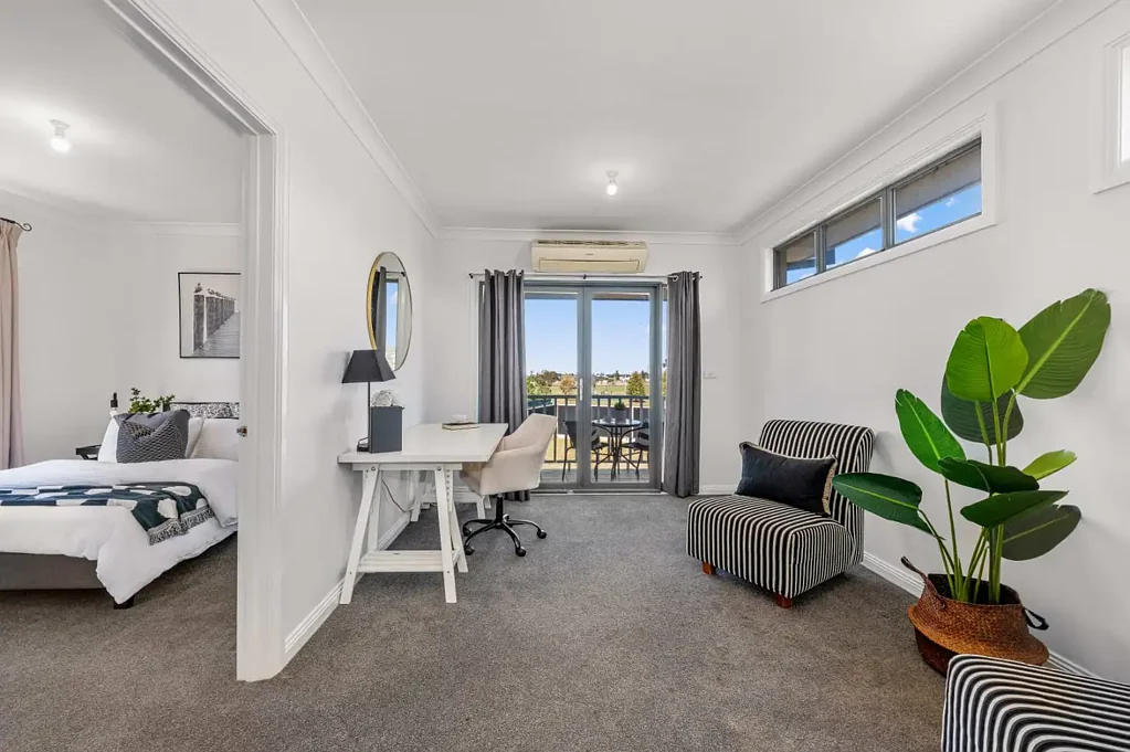 Short Drive to Shopping Centre and Train Station