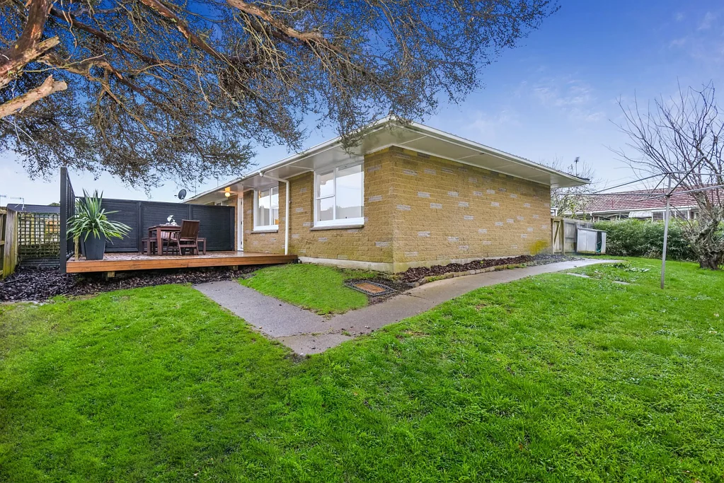 Sunny 2-Bedroom Unit with Great Outdoor Living