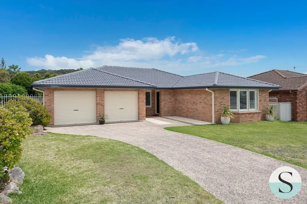 Caves Beach 4 Slaapkamer Completely Level, Beautifully Proportioned & Master Built, Very Spacious Living Inside & Out, Corner Setting with Side Access for Your Boat or Van!