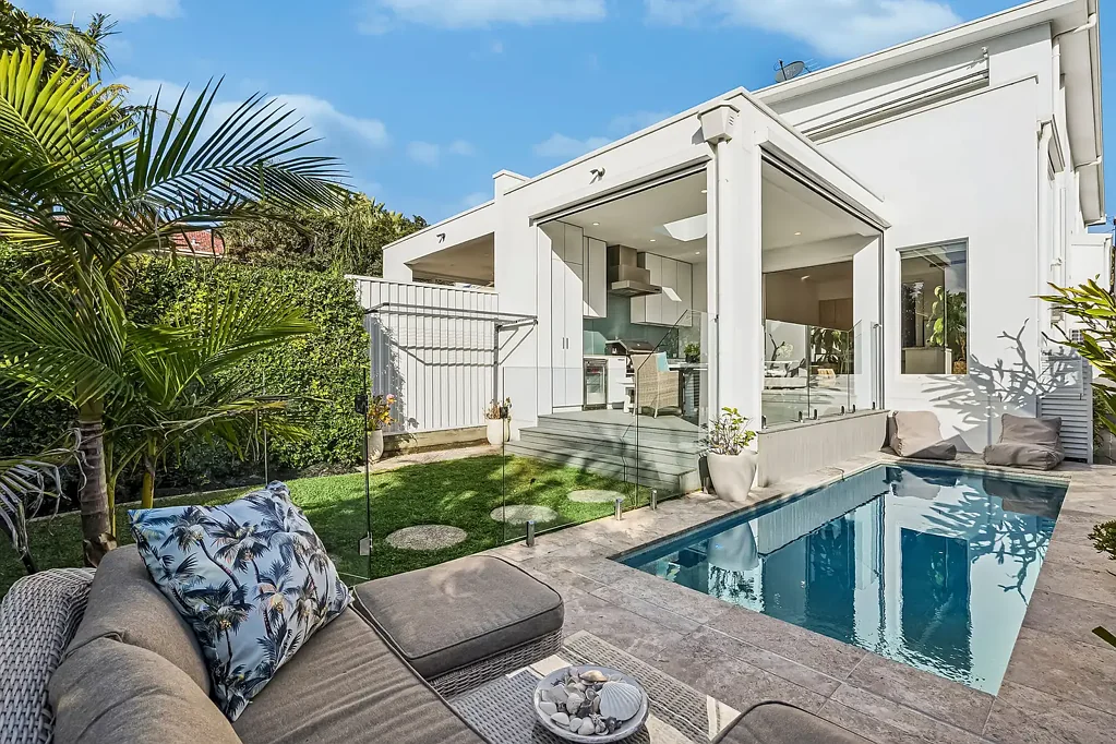 Woolooware 5 Bedroom Deluxe family retreat basking in northern sunlight