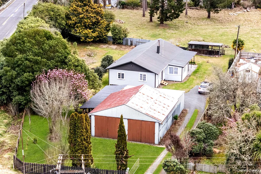 Taumarunui 5部屋 Five Bedrooms and a Field of Possibility