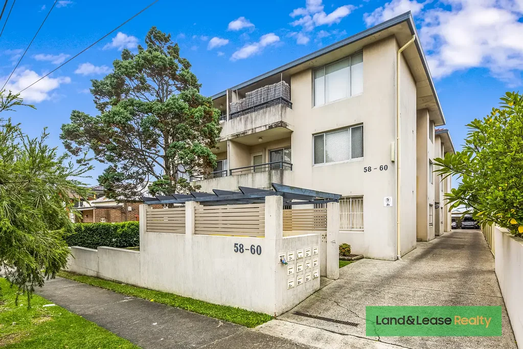 Lakemba 2房 黄金地段时尚顶层公寓 Stylish, Top-Floor Apartment in a Prime Location