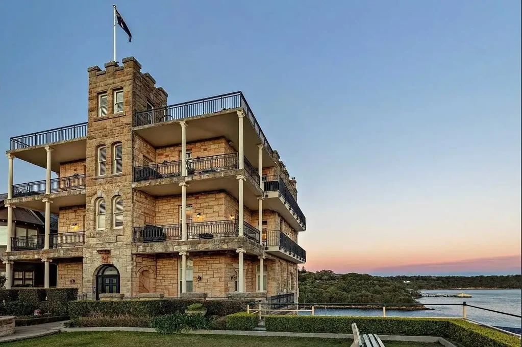 Mosman 3બેડરૂમ THE CASTLE | Iconic Ground-Floor Harbourfront Residence