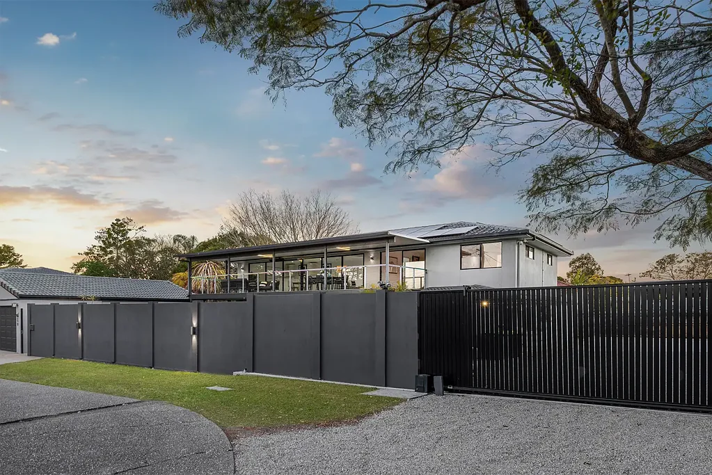 Zillmere 5Habitaciones Dual-Occupancy Opportunity on a MASSIVE Private Block!