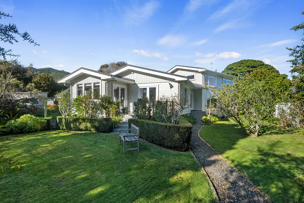 Waikanae 4 Bedroom Close to Everything You Need in a Peaceful Setting