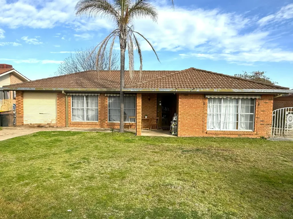 Young 3Habitaciones Lot of Work - Buts Loads of Potential
