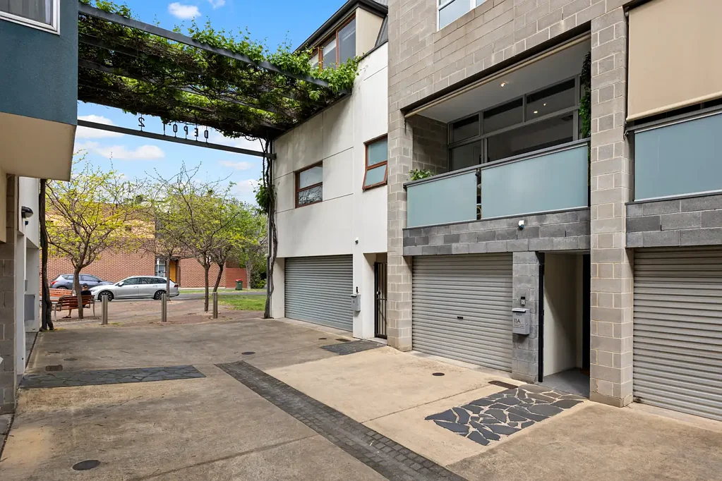 Adelaide 2कमरा Immaculate Contemporary Townhouse With Cosmopolitan Location to Match!