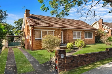 Westmead 2房 巨大的759平方米地块，拥有卓越的未来潜力 Huge 759sqm Block with Outstanding Future Potential