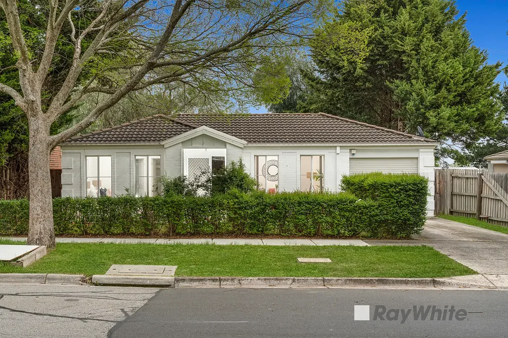 Narre Warren South 4房 四卧家庭住宅 采光充足 开放式起居 新木地板 设备齐全厨房 主卧带步入式衣帽间 双车库 低维护后院 Well-Maintained Family Home in a Great Location