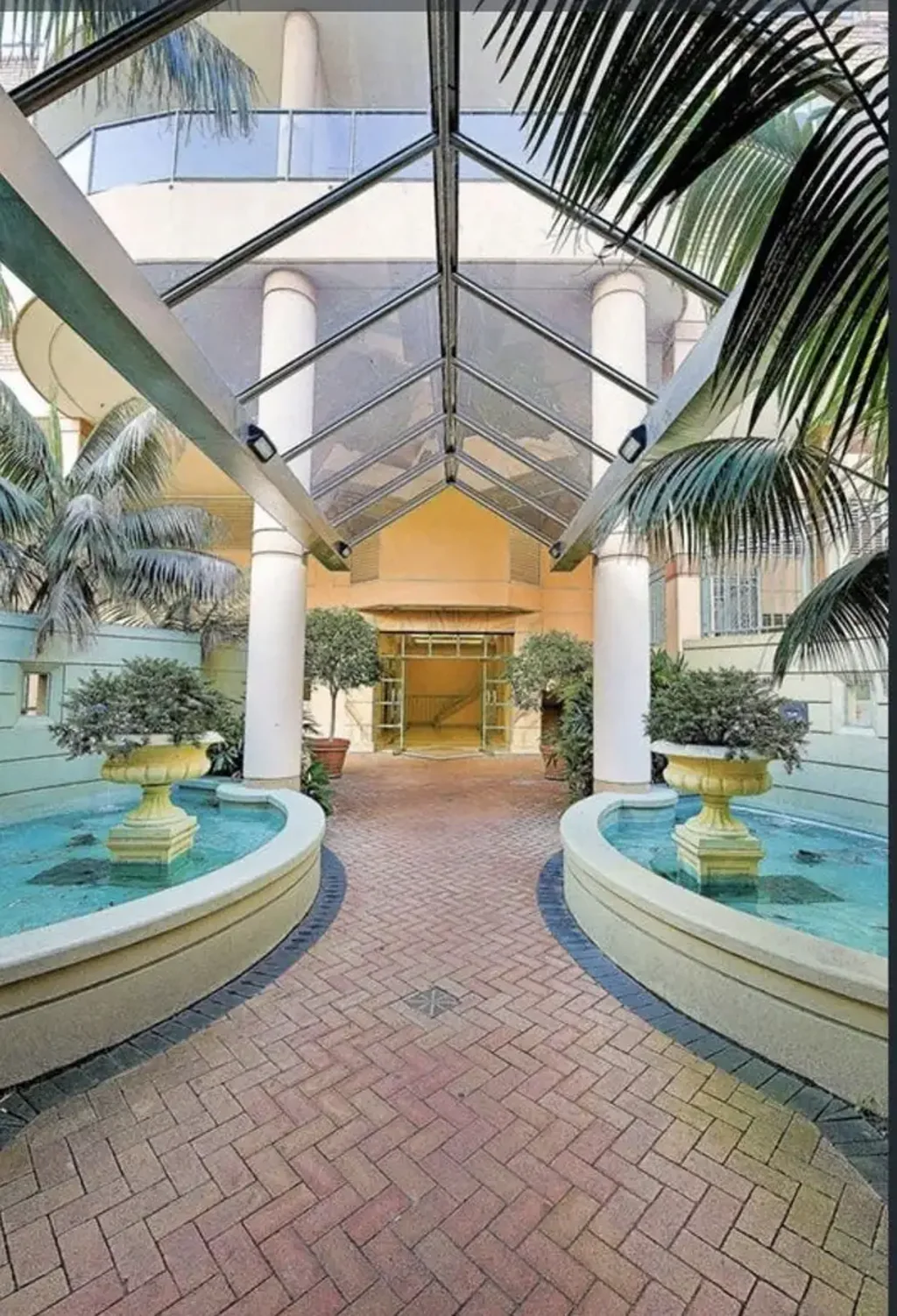MODERN 2BED 2 BATH 1CAR APARTMENT IN THE HEART OF BONDI JUNCTION