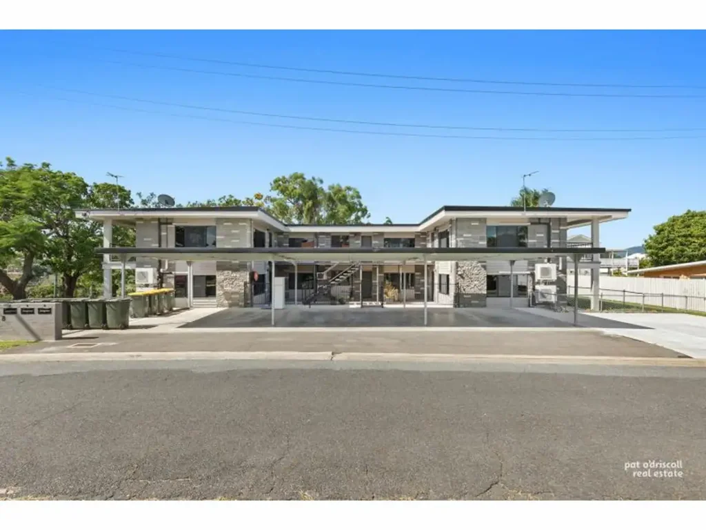 STUNNING UNIT CLOSE TO HOSPITAL