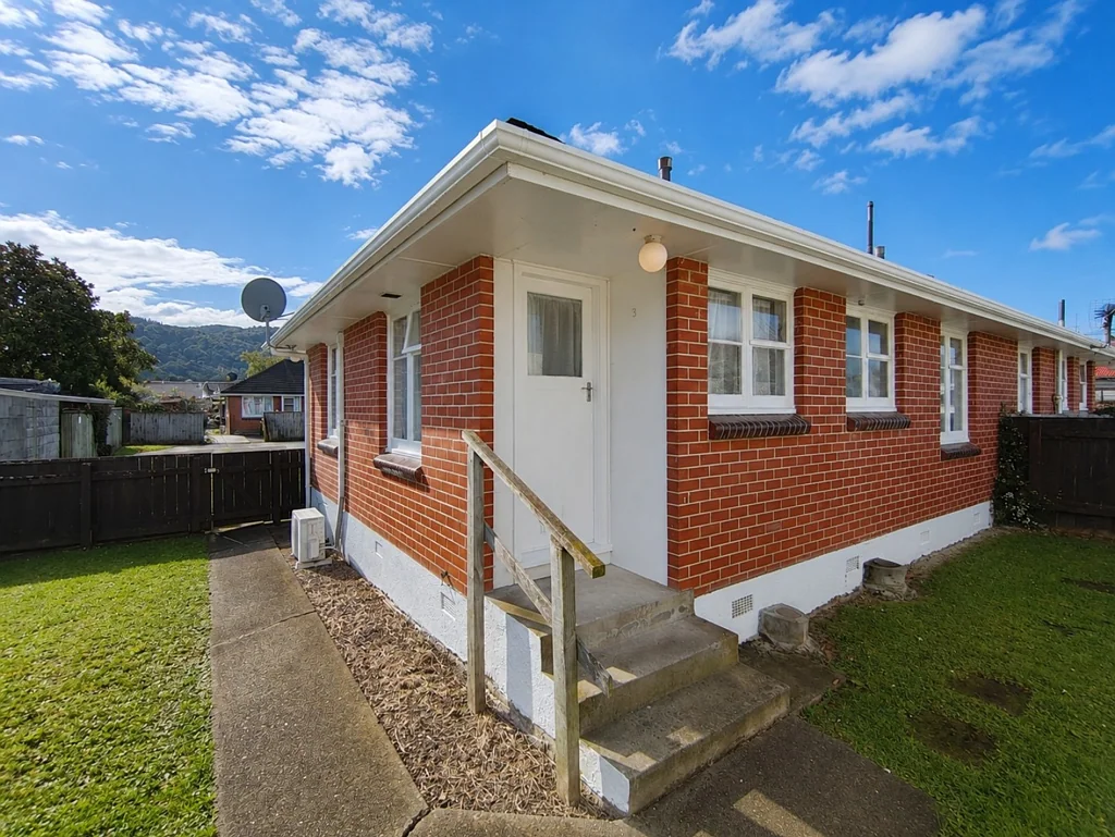 Ebdentown 2房  Classic 1960s: Affordable Value and Potential