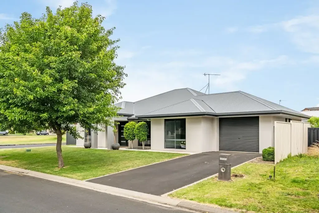 VERSATILE MODERN HOME IN POPULAR LOCATION