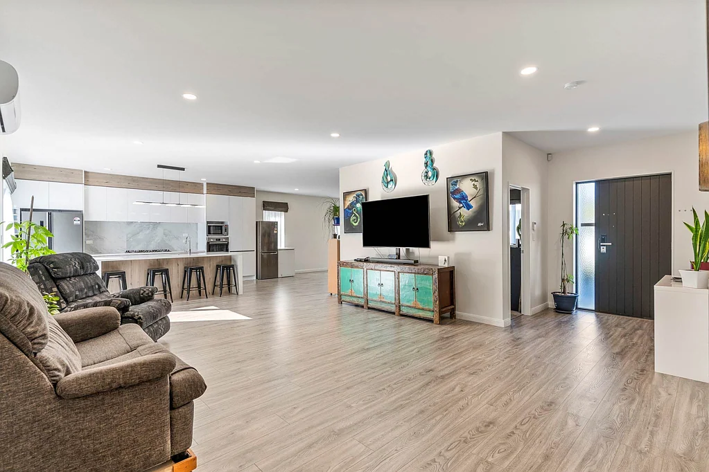 Kumeu 4 Bedroom Live the Dream in Kumeu with Stunning Lake Views