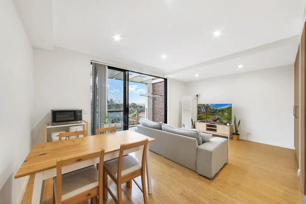 North Facing Modern Apartment with District Views