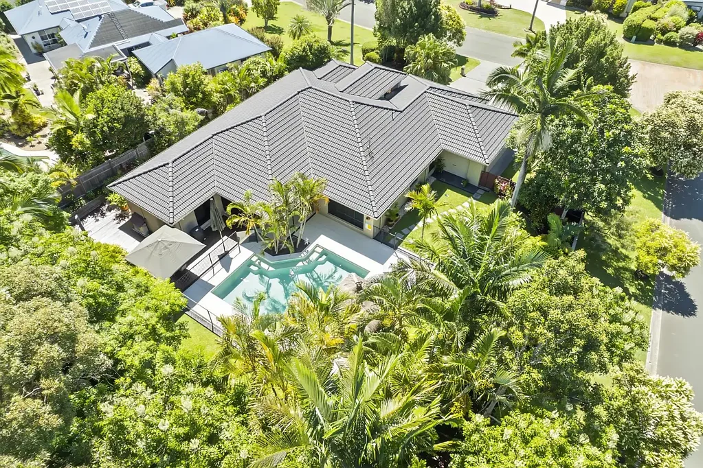 Tewantin 5房  Resort style living with lush tropical gardens & Pool