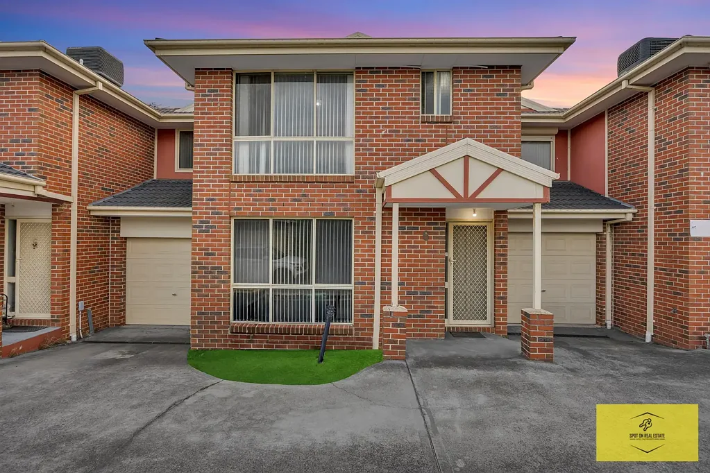 FOR LEASE – Stylish & Low-Maintenance Townhouse in Prime Meadow Heights.