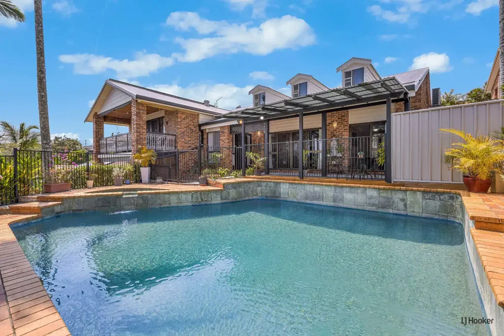 Banora Point 5房  Large Family Home with Stunning Views to Surfers Paradise Pool and Spa