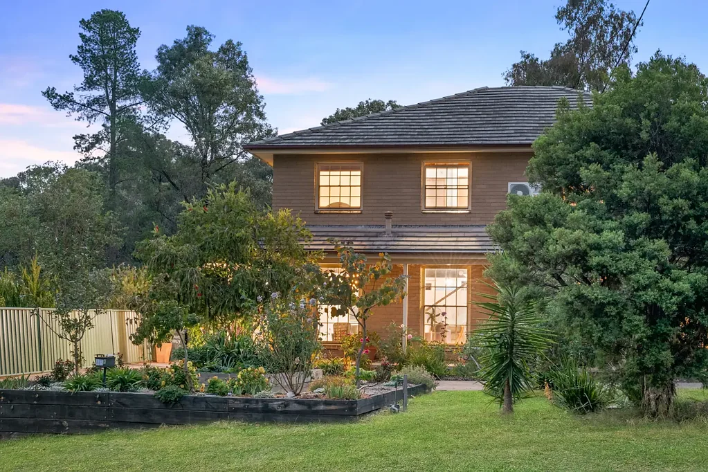 Golden Square 3房  Townhouse Offering Value and Location!