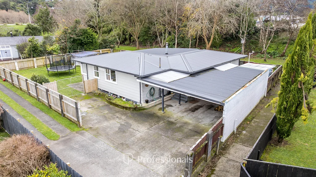 Trentham 4 Slaapkamer 160m² of Potential in Popular Poets Block