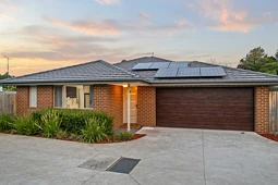 8/18 Main South Road, Drouin