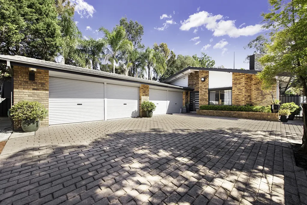 Strathfield 4 Slaapkamer Expansive family home on superb 930sqm landholding