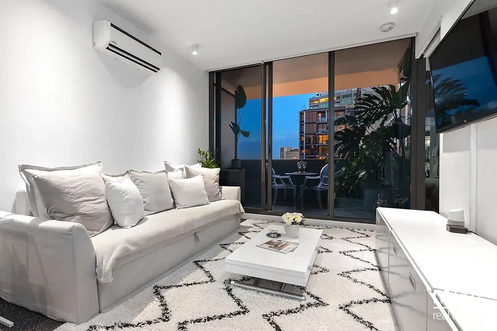 Modern One-Bedroom Apartment with Separate Study