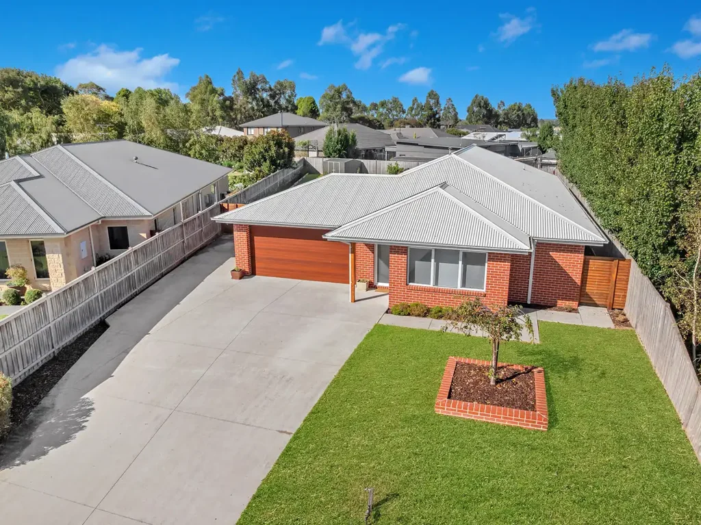 Warragul 5房  Quiet Court Living on a Spacious 1,039m² Block in Chesterfield Estate