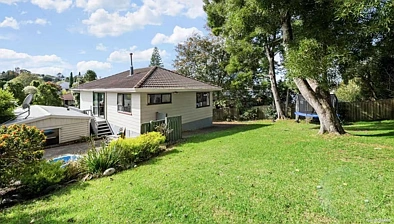It is a lovely family home, tuck in the back this quiet 3 bedrooms house with one bathroom.