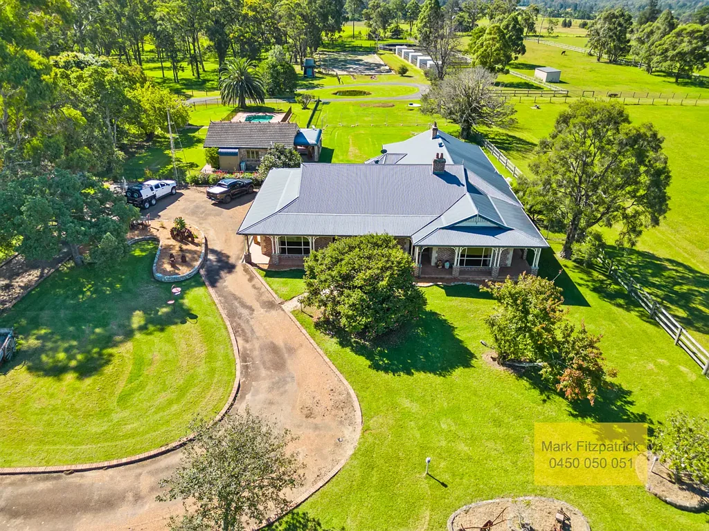 Orangeville 5 Slaapkamer Acreage Living with Equestrian Appeal & Modern Comforts!