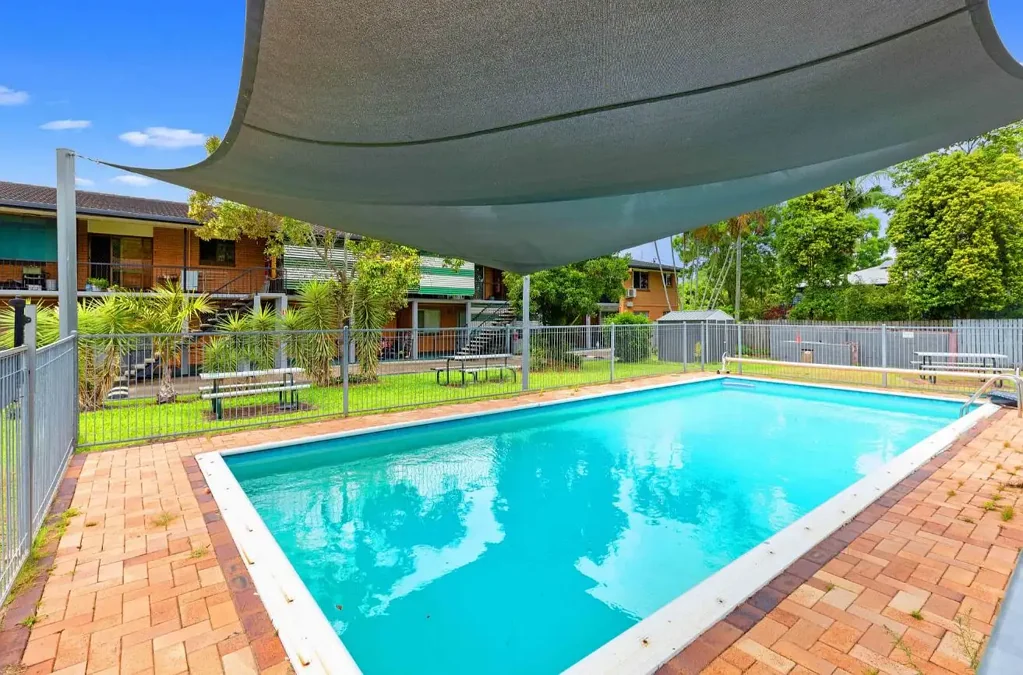 Modern 2 Bedroom Apartment – Pool, Parking & Prime Location