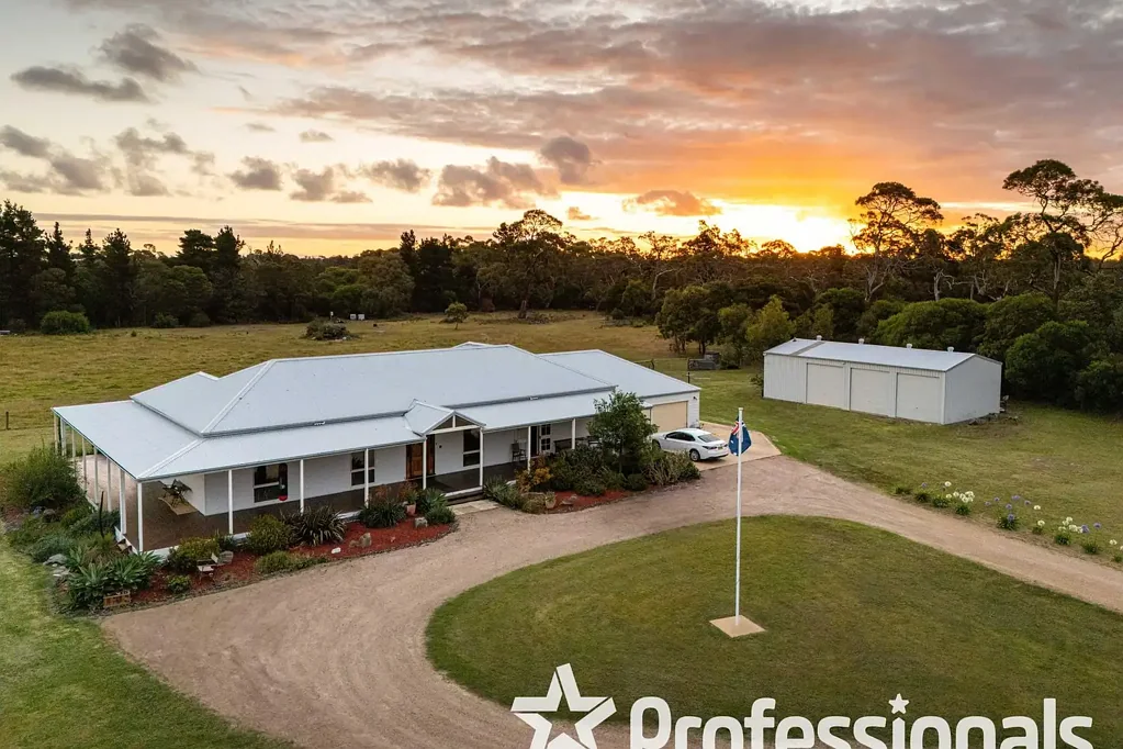 Port Albert Luxury Living Meets Country Coastal Lifestyle. - Ideal for the horse enthusiast.