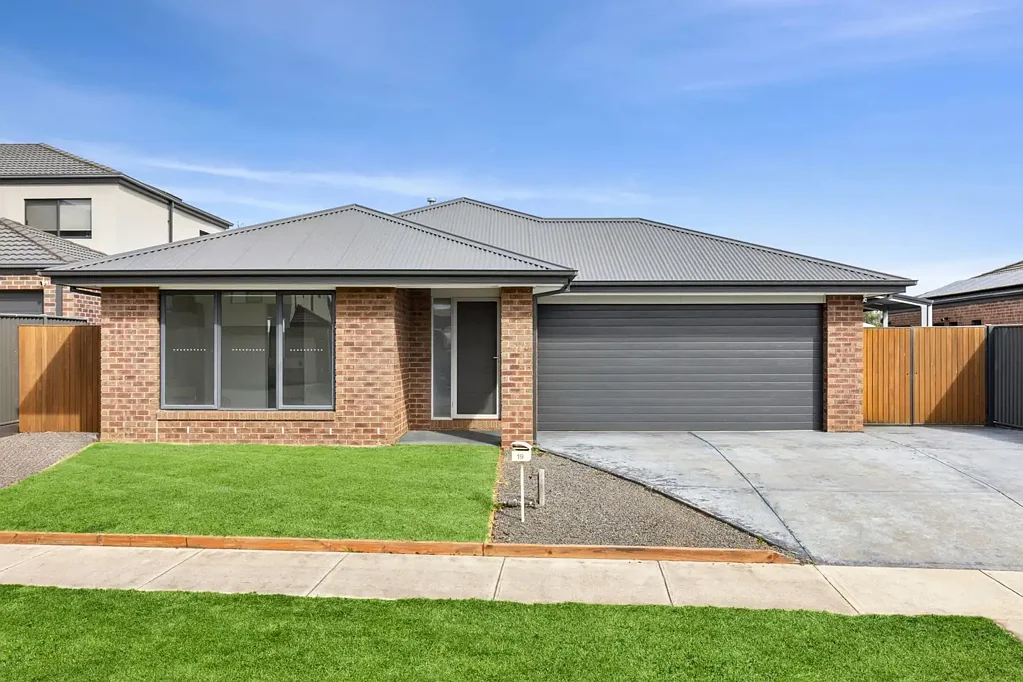 Spacious Family Living in Lara Central with Side Access!