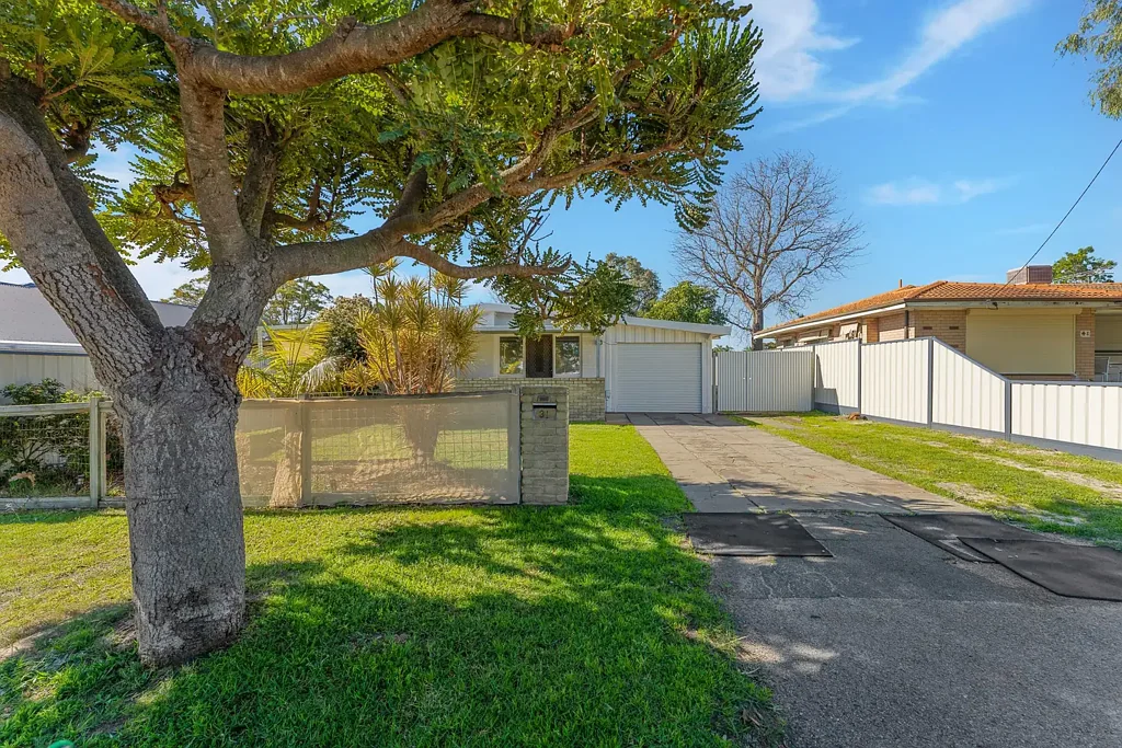 High Wycombe 3房  Well-Kept Home on 829m2 with Potential for Two Lots