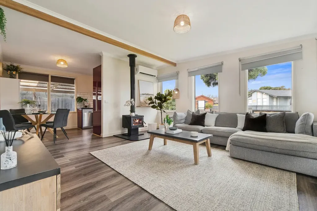 Frankston North 3房 翻新家庭生活，拥有超大后院和丰富附加设施 Renovated Family Living with a Huge Backyard & Serious Extras