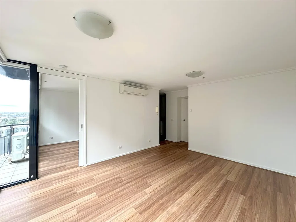 BRAND NEW FLOORBOARDS & FRESHLY PAINTED!