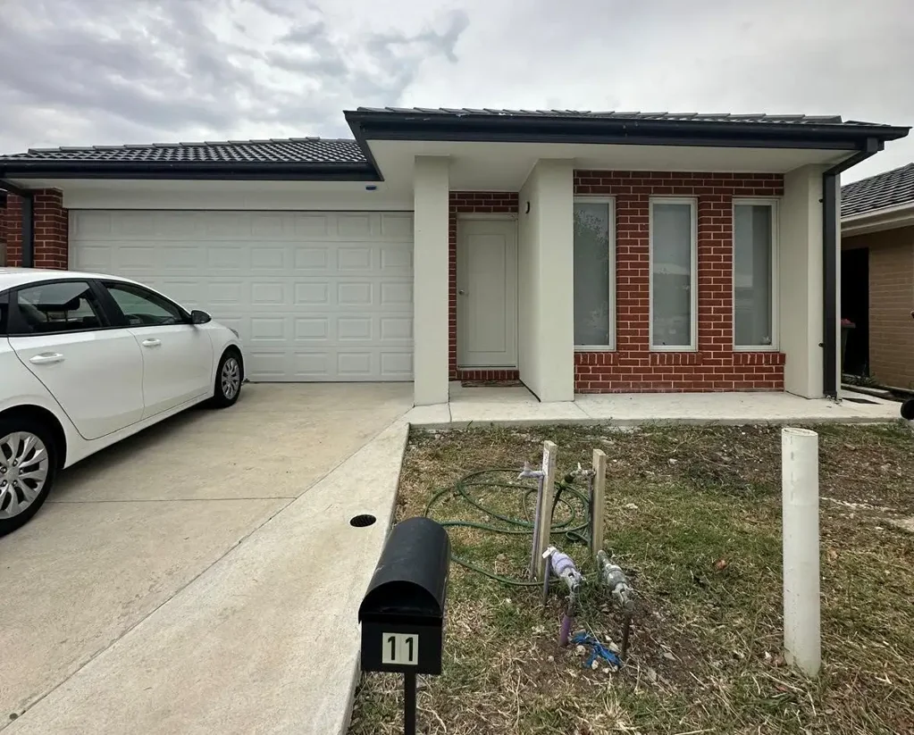 MODERN FAMILY LIVING IN A PRIME CRANBOURNE EAST LOCATION!