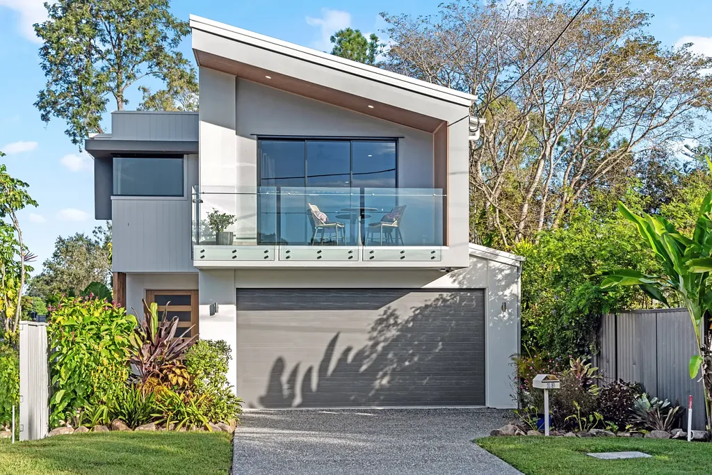 Enoggera 4房 位于Enoggera Avenues区域，紧邻Kedron Brook和公园。2022年建造，美食厨房、豪华主人套房、室内外娱乐、现代设计、便利交通和生活设施。 Near New And Nothing To Do