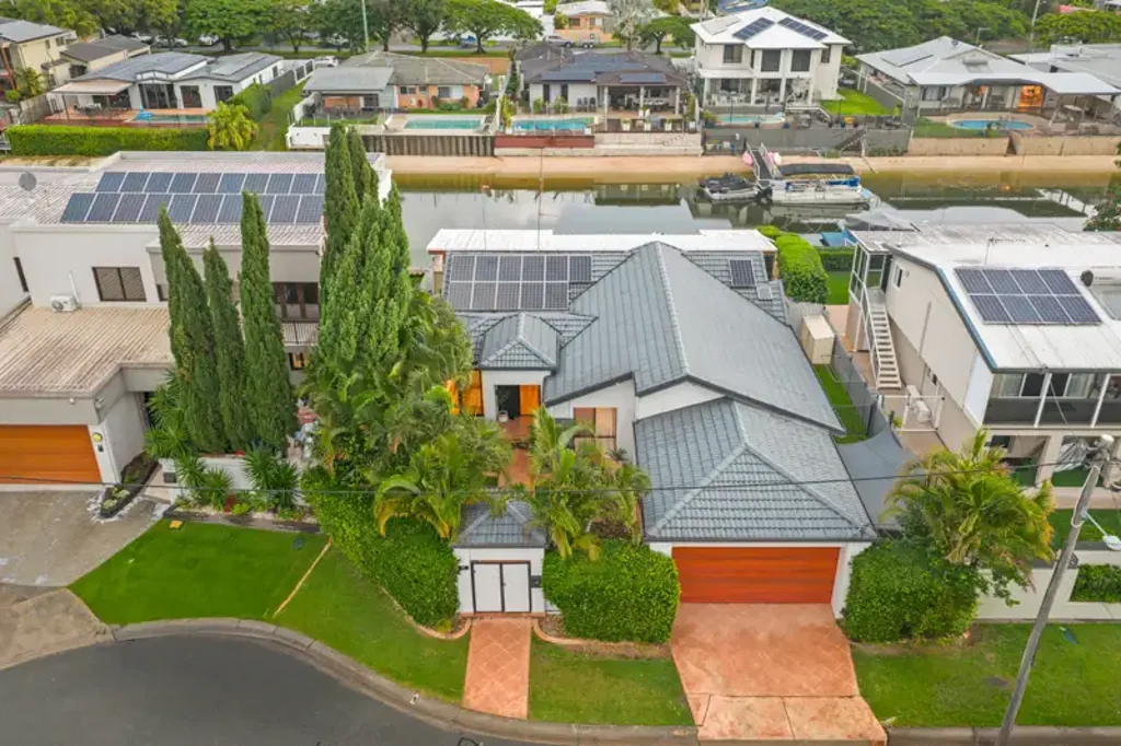 Broadbeach Waters 4 Slaapkamer Exceptional Value. Prime Position. Must Be Sold.