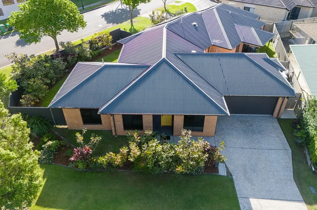 Warner 3房 智能流畅设计 3卧2卫 超大双车库 舒适实用家园 Rare Warner Lakes find - space, style, double garage.