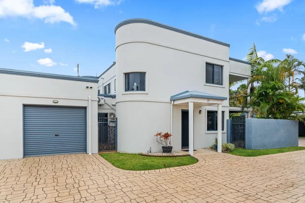 Urangan 2Phòng ngủ Perfectly positioned, so close to the beach, shops and the Urangan Pier