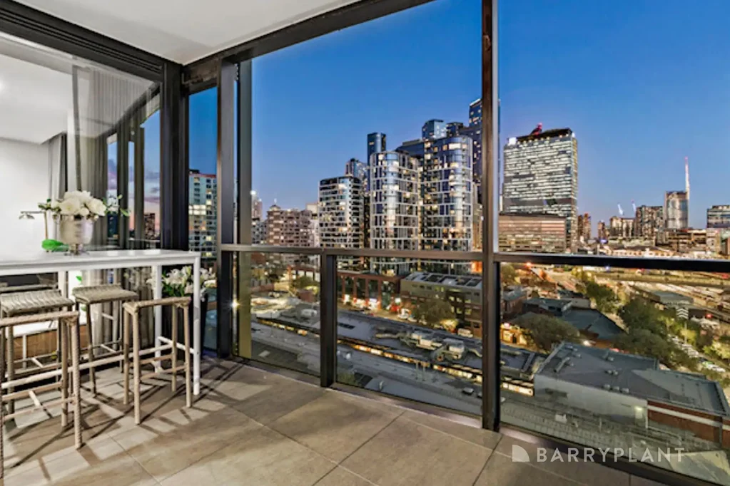 West Melbourne 3બેડરૂમ Completely renovated sub-penthouse opportunity on offer! Don't miss out!!!