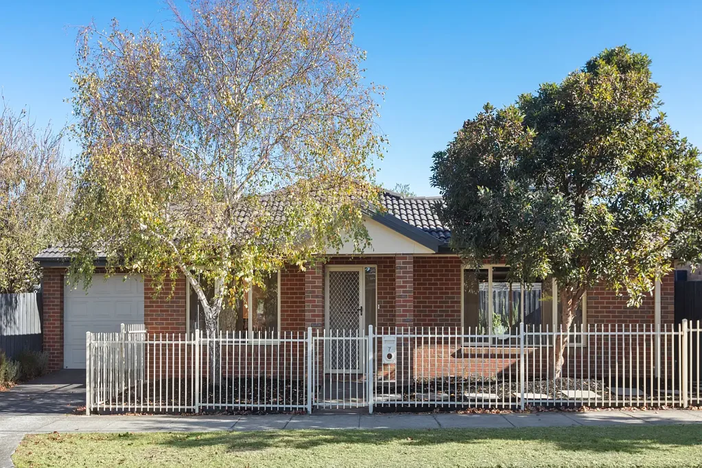 Cheltenham 2Zimmer Light-Filled, Single-Level Living on Own Title