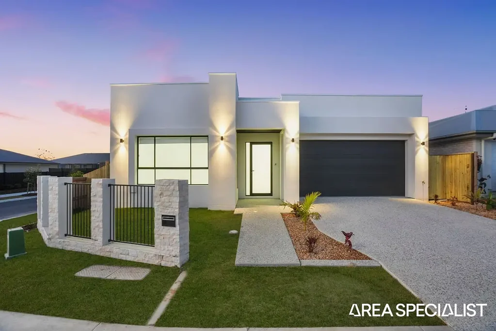 Yarrabilba 4房 新建优雅：位于 Edge Drive 的角落地块，4卧2卫，3米高天花板 New-Build Elegance: Corner Block 4 Beds, 2 Baths & 3m High Ceilings on Edge Drive