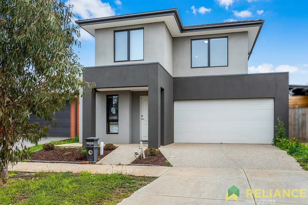 Thornhill Park 4 Bedroom Stylish Family Living in the Heart of Thornhill Park